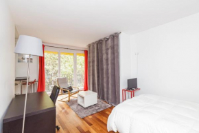 A cosy nest with a balcony near the Seine